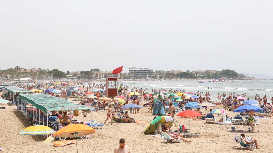 Bandera roja en la playa del Regueral de Cambrils este verano. FOTO: Alba Mariné