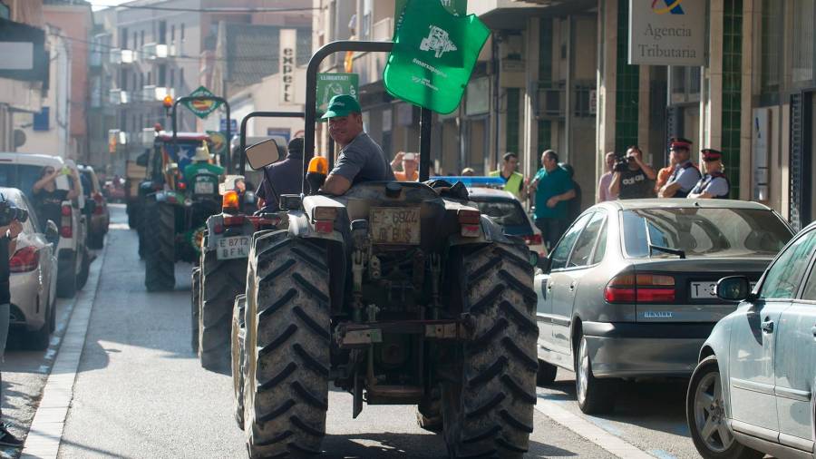 Imatge de la tractorada d'Unió de Pagesos, davant la Delegació d'Hisenda, aquest matí. Foto: Joan Revillas