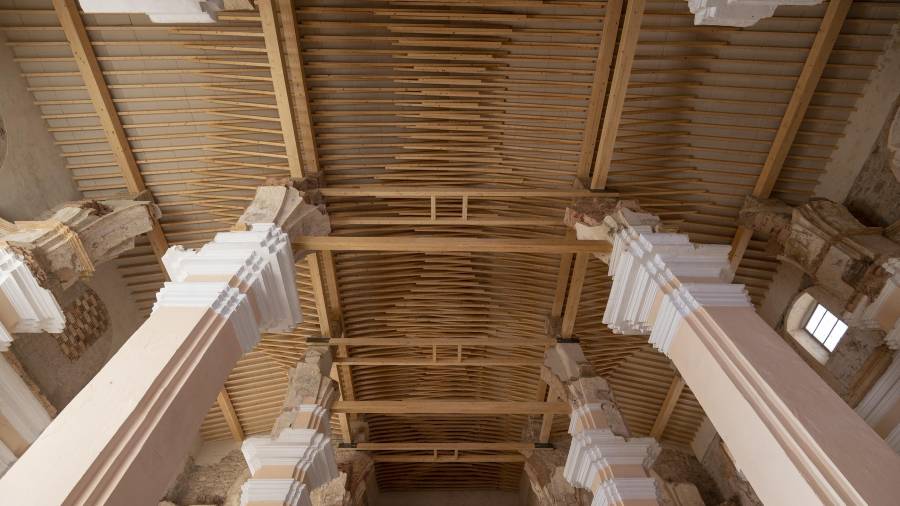 L’interior de les naus, amb la nova estructura de fusta de sustentació de la coberta. FOTO: JOAN REVILLASDETALL DE LA NOVA COBERTA A DUES AIGÜES DE TEULA ÀRAB. FOTO: JOAN REVILLAS