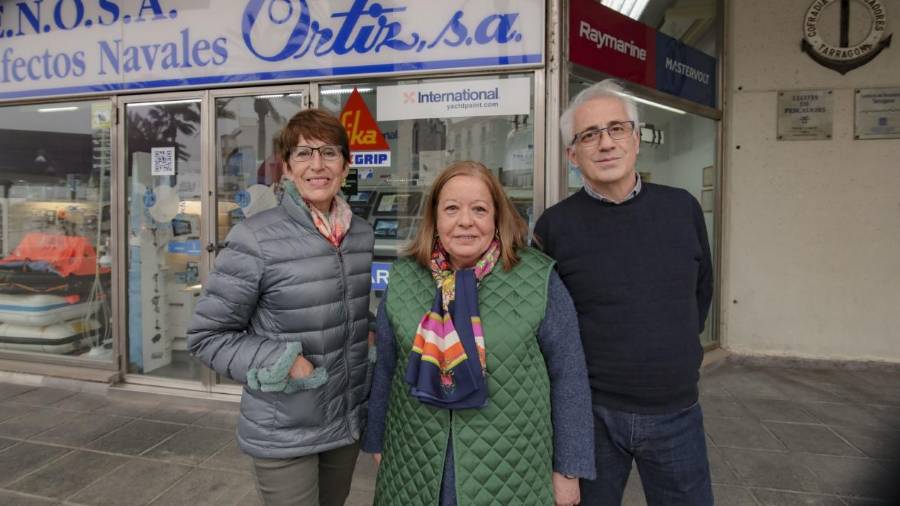 Imma y Josepa Ortiz (hijas de Manel) y Ferran Tomàs (el yerno), en la tienda. FOTO: ÀNGEL ULLATE