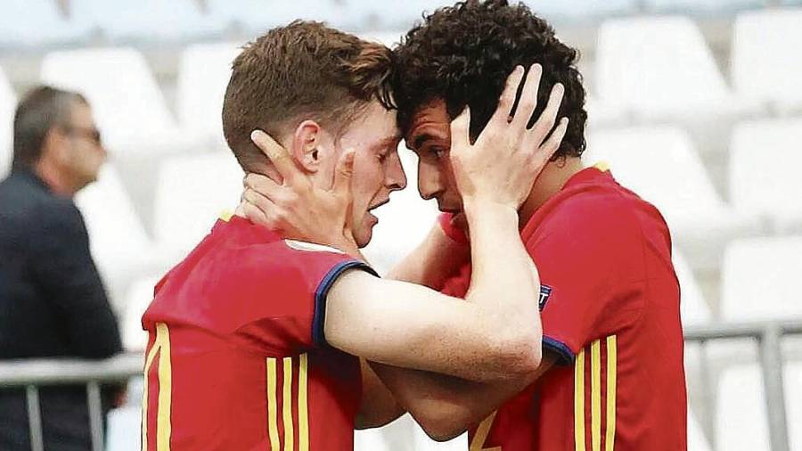Sergio Gómez y Mateu Morey celebran un gol con España. FOTO: Instagram