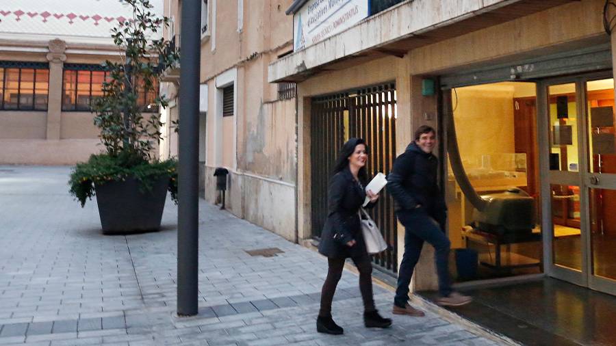 Dídac Nadal, en la imagen junto a Sonia Orts (Cs), entrando el pasado lunes en las oficinas de Espimsa en el Passatge Cobos. FOTO: PERE FERRÉ