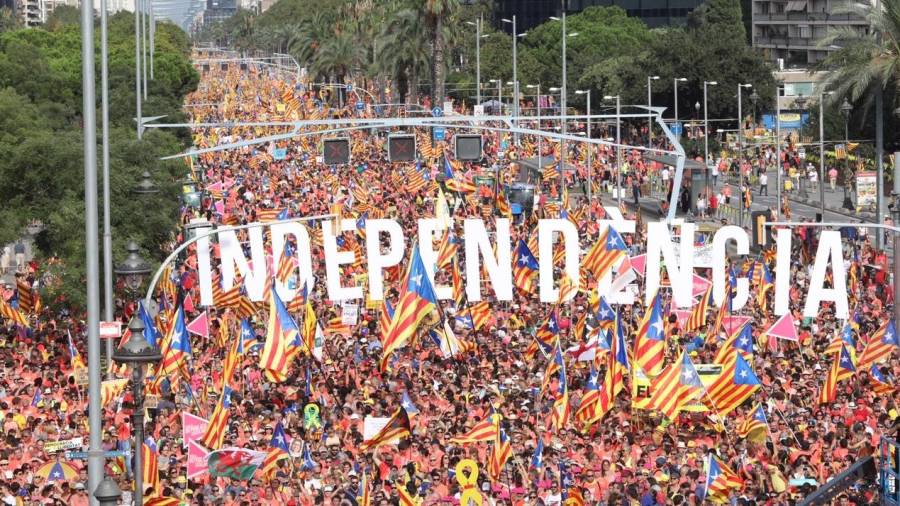 Una manifestación multitudinaria por la Diada en Barcelona, que hoy acogerá de nuevo una concentración masiva. FOTO: ACN