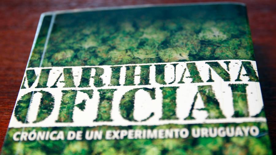 Porta del libro Marihuana oficial. Crónica de un experimento uruguayo de los autores uruguayos Guillermo Draper y Christian Muller, en Montevideo.