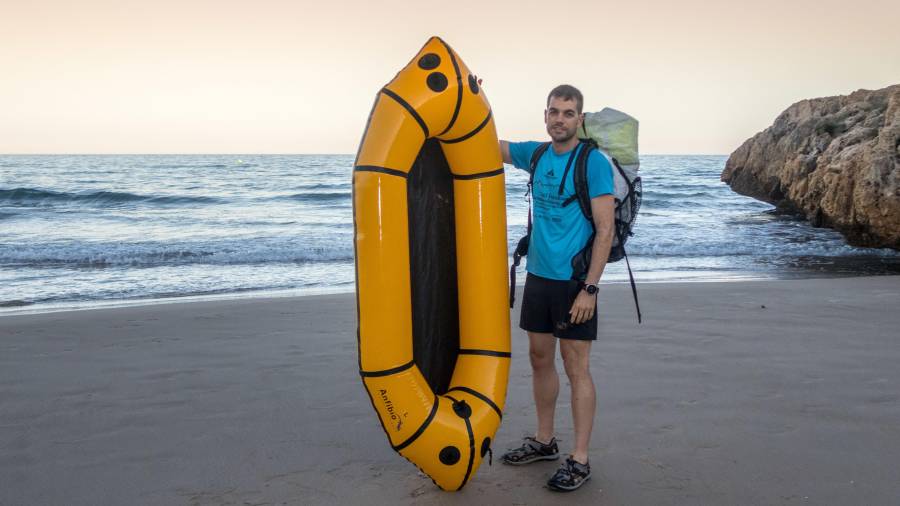 Gerard Anton, en la orilla de la playa, con el packraft o caiac desmontable. Foto: CEDIDA