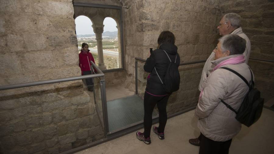Imatge d’arxiu d’uns visitants fent-se una fotografia en una de les finestres de la Torre de la Carrova d’Amposta. FOTO: JUAN REVILLAS