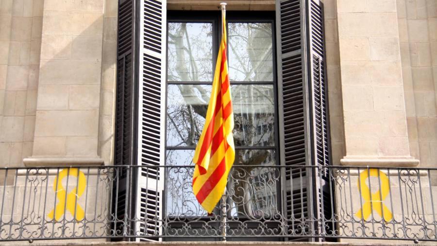 Imagen de dos lazos amarillos en la fachada del Departament de Cultura de la Generalitat de Catalunya. FOTO: ACN