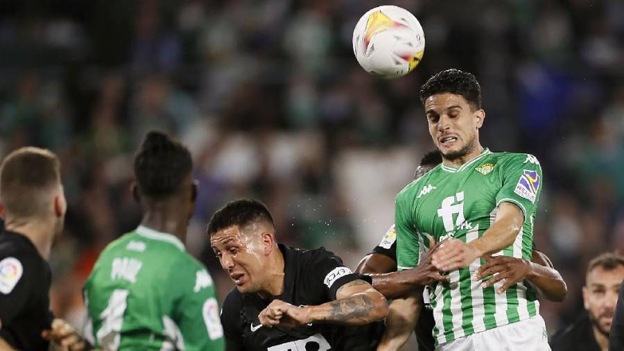 Marc Bartra cabecea un balón esta temporada con el Betis. Foto: EFE