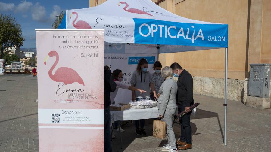 El projecte Emma va instal·lar ahir una carpa davant del mercat de Tortosa per fer difusió de la iniciativa. FOTO: JOAN REVILLAS