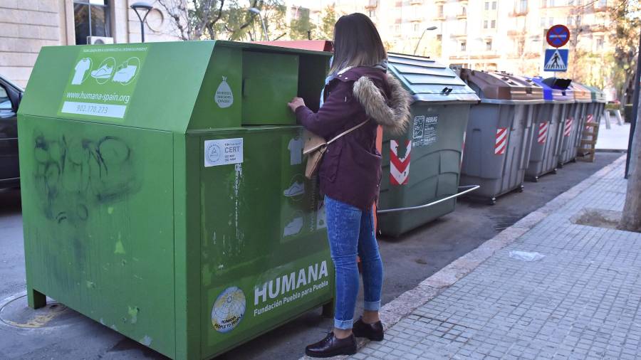 Imatge d’un dels 45 contenidors de color verd d’Humana que hi ha a Reus. FOTO: ALFREDO GONZÁLEZ