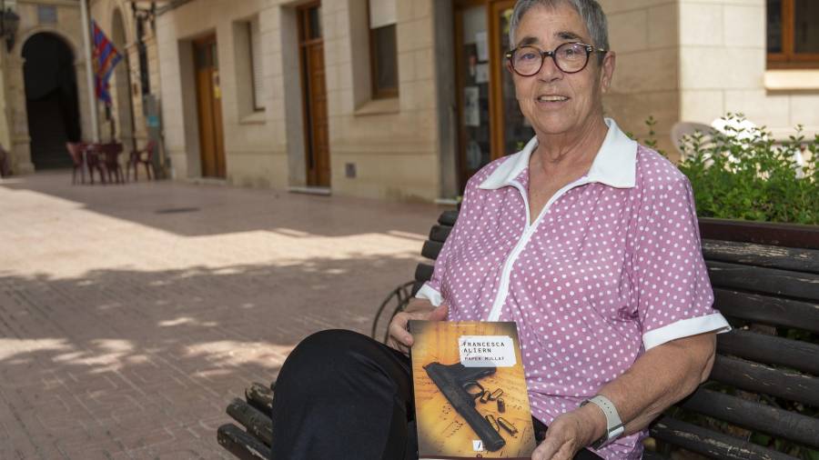 L’escriptora ebrenca Francesca Aliern amb la seva última novel·la ‘Paper mullat’ de Cossetània Edicions. FOTO: JOAN REVILLAS
