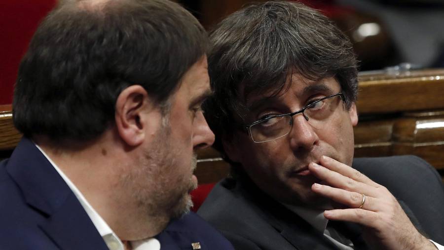 Puigdemont habla con Junqueras en el Parlament. EFE