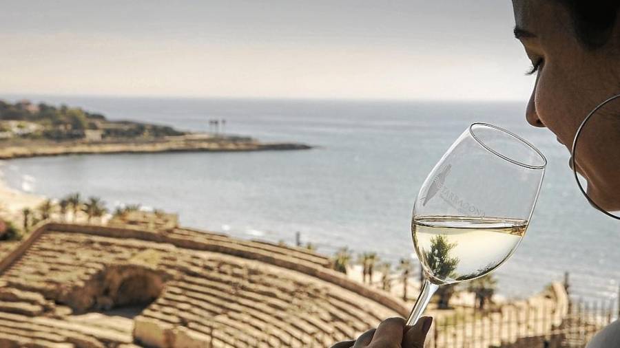 Tast de vi amb l’Amfiteatre de fons. FOTO: Produccions Saurines per DO Tarragona