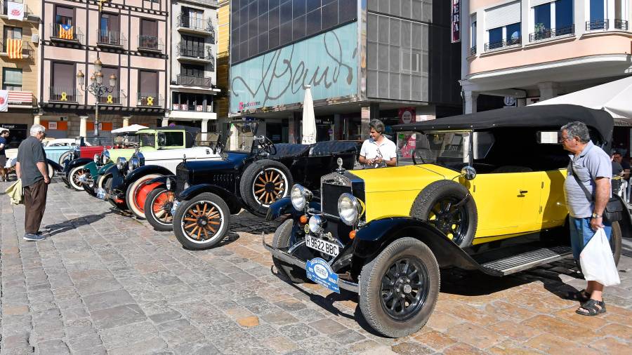 Los coches antiguos se han concentrado en la plaza Mercadal. FOTO: Alfredo González