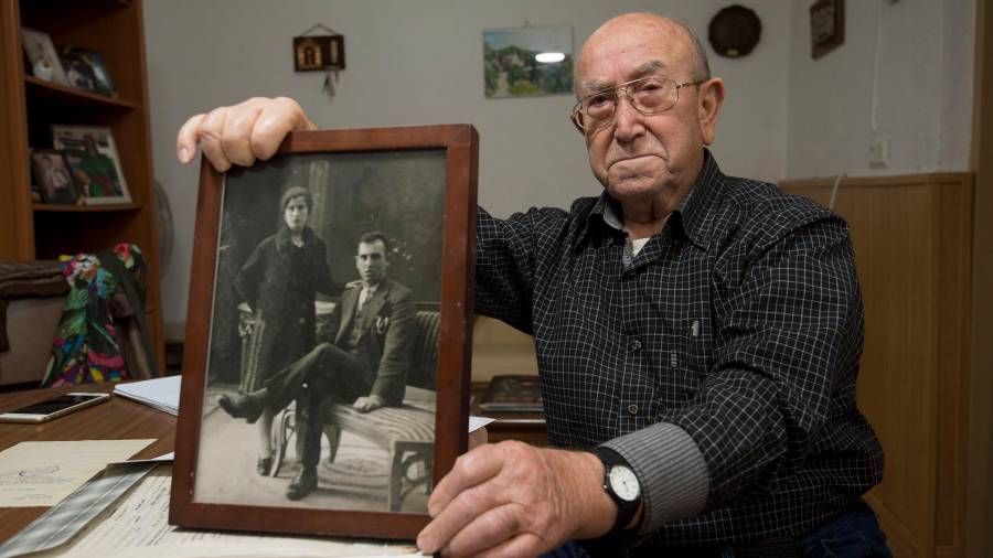 Ramon Sánchez Cases mostra una foto dels seus pares. FOTO: JOAN REVILLAS