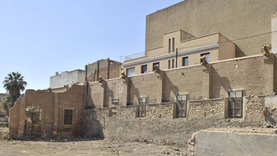 El derribo de Mas Magrané para construir un centenar de pisos puso al descubierto el fragmento de la muralla. FOTO: alfredo gonzález