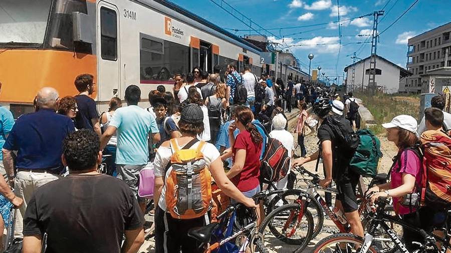 Un tren con destino Tortosa tuvo que hacer transbordo en Cambrils, con un retraso de cinco horas. Foto: Trens Dignes