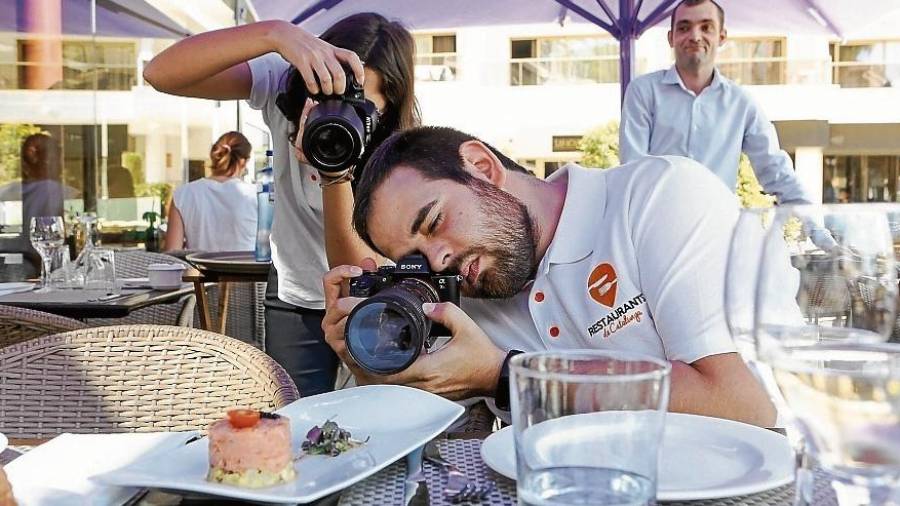 Adrián Vázquez y Marta Brosa captan cada detalle de la comida que prueban. FOTO: ALBA MARINÉ