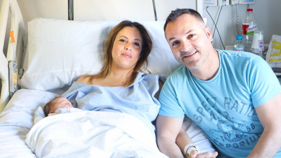 Judith Hoyo y Andrés Ribares, con su primer hijo, Ander, ayer a mediodía en el hospital de Santa Tecla, en Tarragona. FOTO: ALBA MARINÉ