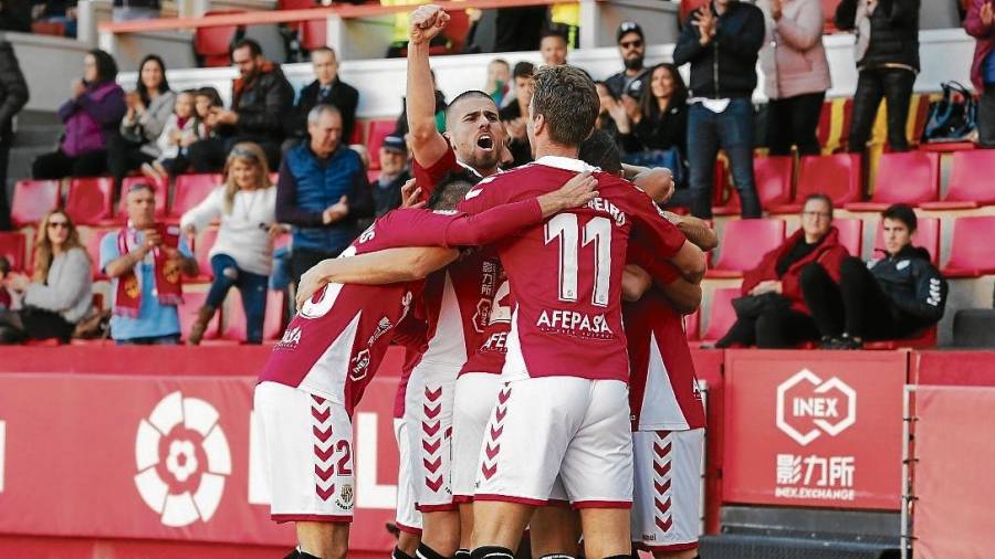 Los jugadores del Nàstic celebran el primer tanto del partido frente al Almería que anotó Imanol. FOTO: Pere Ferré
