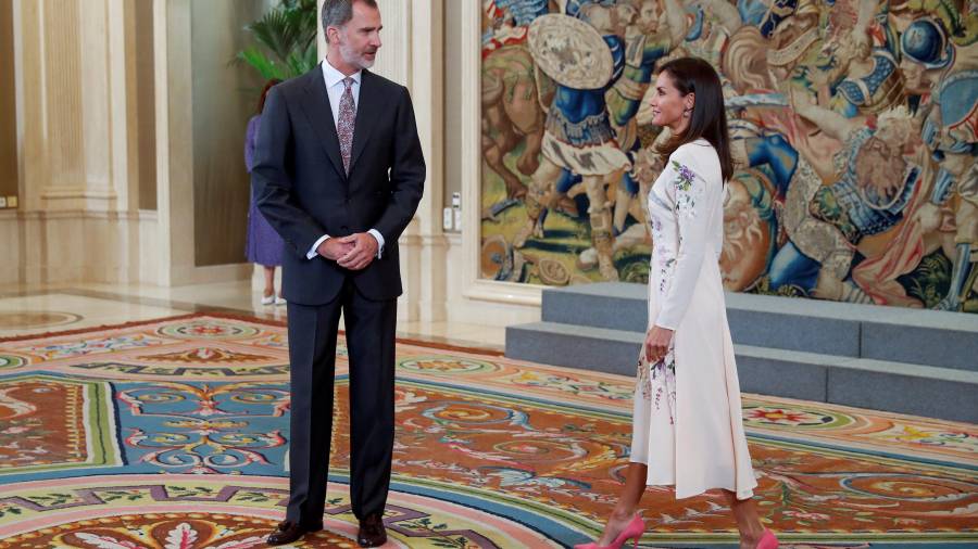 El Rey Felipe VI y la reina Letizia, durante una audiencia en el Palacio de la Zarzuela. FOTO: EMILIO NARANJO/EFE