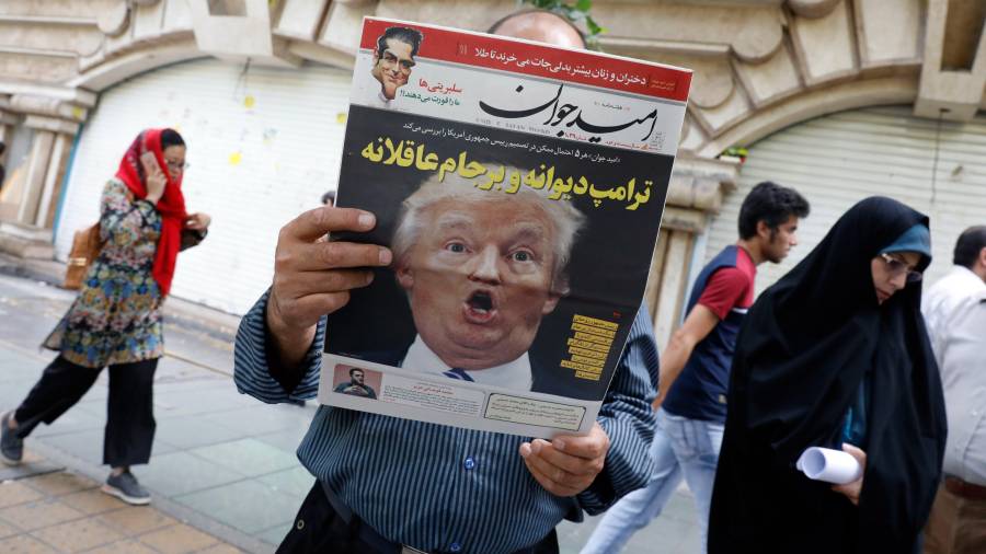 Un hombre lee la prensa en Irán, con Trump en la portada