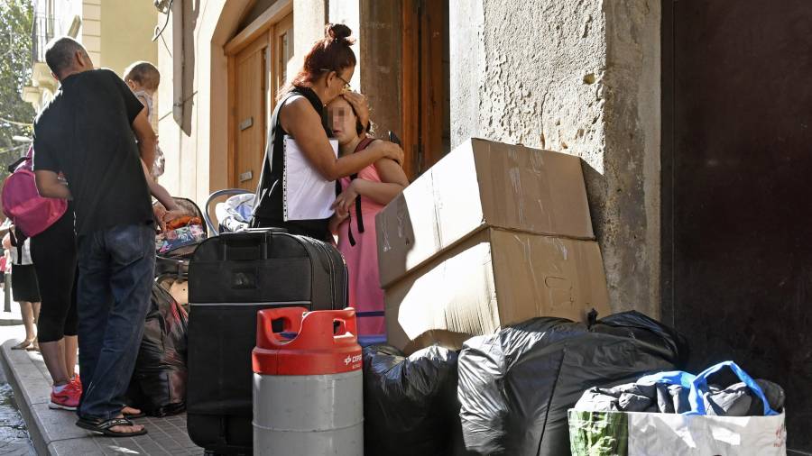 La familia de Chaouki durante el desahucio con todas sus pertenencias en la calle. FOTO: Alfredo González