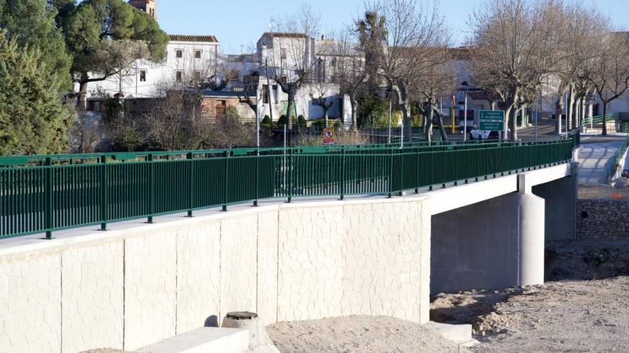A punt la nova passarel·la de vianants sobre el riu Sénia