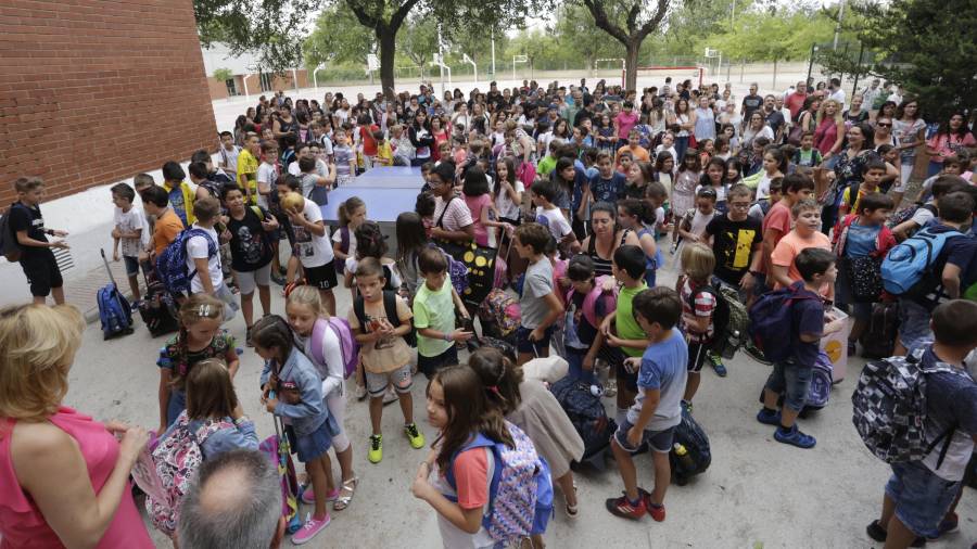 Alumnes del César August es concentren davant l'escola per començar el curs escolar. Foto: Lluís Milián