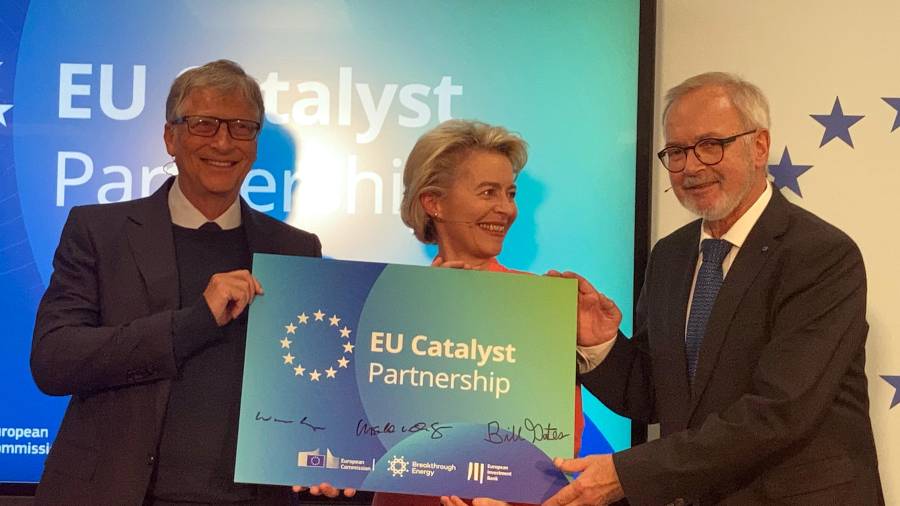 La presidenta de la Comisión Europea, Ursula Von der Leyen, Bill Gates y el presidente del Banco Europeo de Inversiones, Werner Hoyer, presentando el acuerdo. Foto: ACN