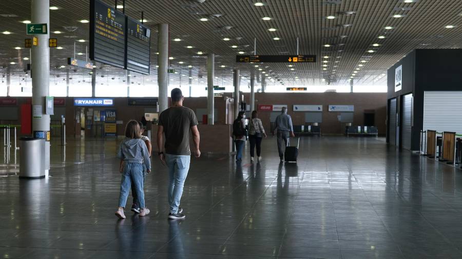 El Aeropuerto de Reus, ayer al mediodía. Prácticamente está todo cerrado y quedan ya pocos vuelos programados. FOTO: FABIÁN ACIDRES