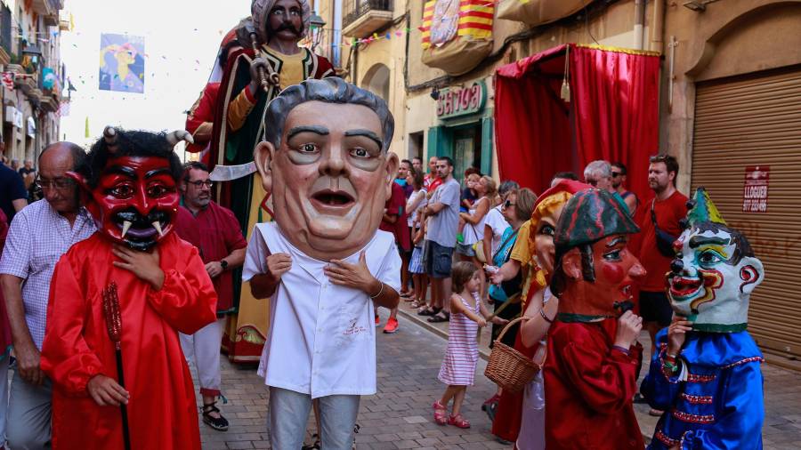 Imagen del pasacalles de las Fiesta de Sant Roc que tuvo lugar en 2019. FOTO: FABIÁN ACIDRES