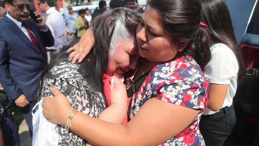 Simpatizantes apristas reaccionan afuera del hospital Casimiro Ulloa, donde fue trasladado el expresidente peruano Alan García, este miércoles en Lima (Perú).
