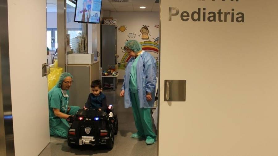 Ayer, un paciente de pediatría fue el primero en subirse en el cochecito para ir hasta el quirófano. FOTO: CEDIDA