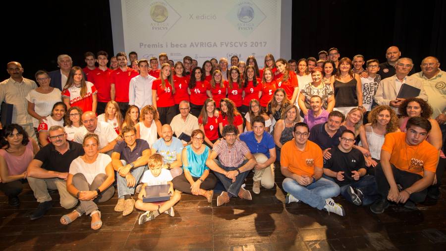 Foto de família al Casino de Roda de Berà dels guanyadors de l'Auriga Fvcvs.