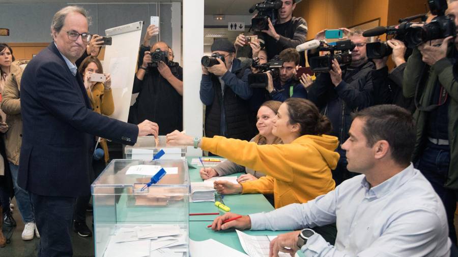 Torra ha depositado su voto para el Congreso y el Senado en la Escuela Oficial de Idiomas en el barrio de Sant Gervasi, en Barcelona. FOTO: EFE