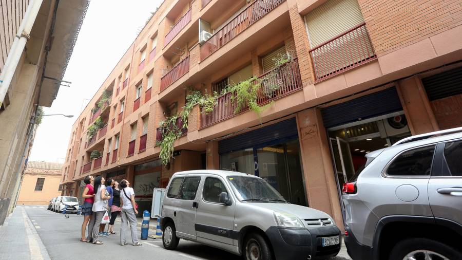 Algunes de les veïnes afectades davant la façana de l'edfici del carrer Alt de Sant Josep. Foto: Alba Mariné.