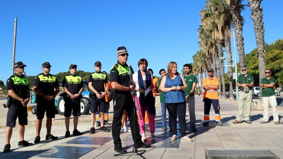 Socorristes, agents de la Guàrdia Urbana i responsables de medi natural, junt amb les regidores Ivana Martínez i Begoña Floria, en la presentació de la temporada de platges de Tarragona. Foto: ACN