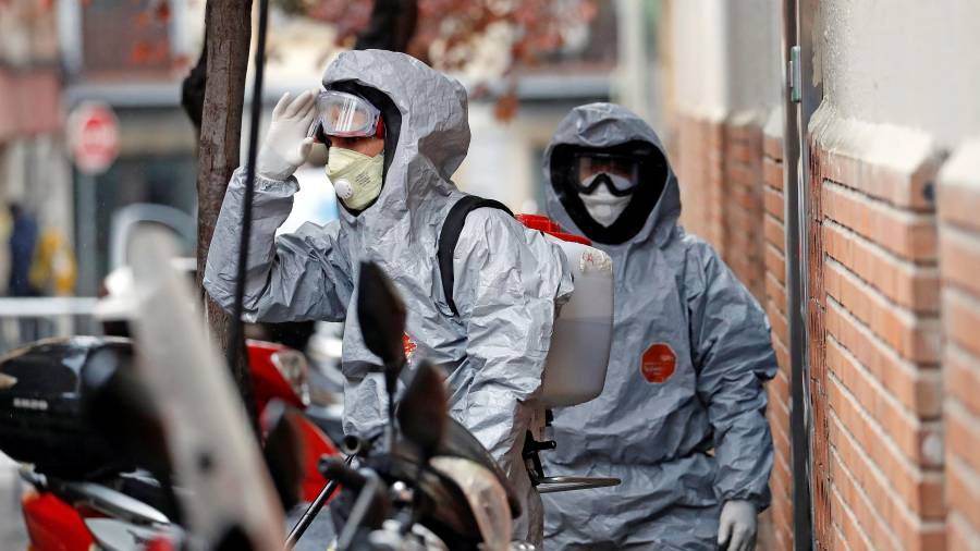 Imagen de los Bombers de Barcelona haciendo tareas de desinfección. EFE