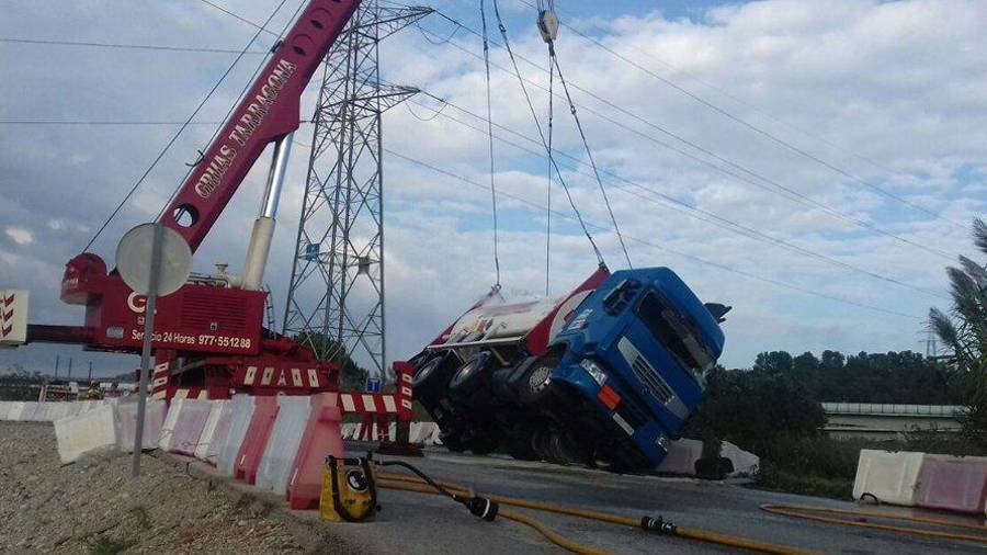 El camión ha sido levantado de nuevo y se ha enviado a otro para remolcar la cisterna. FOTO: Bombers