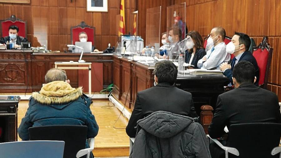 D’esquena, els tres processats –a un se li va retirar l’acusació– en un dels dies del judici a la Secció Segona de l’Audiència Provincial de Tarragona. Firma: ACN