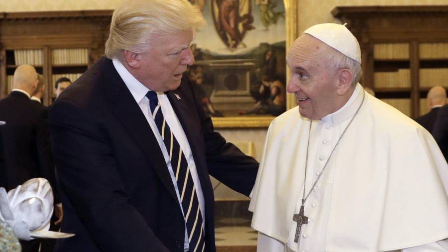 El presidente de los Estados Unidos, Donald Trump, y su mujer, Melania, se han reunido con el papa Francisco durante su audiencia privada celebrada en el Vaticano