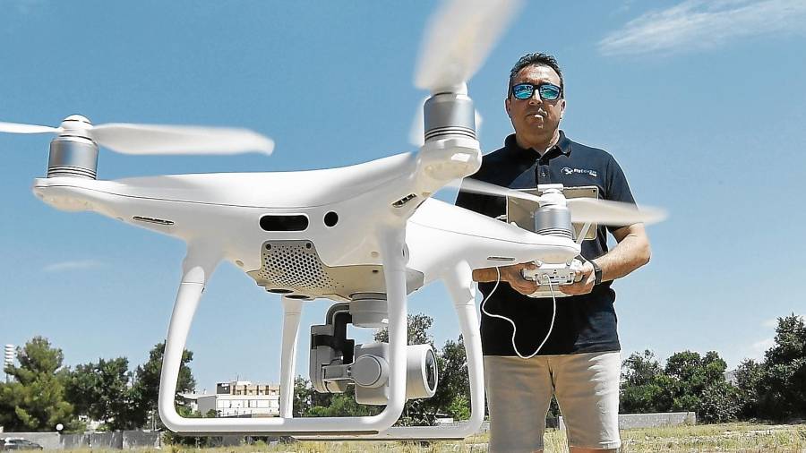 Lluís Reverté haciendo volar uno de los siete drones con los que cuenta la empresa FlyEquant. FOTO: Alfredo González