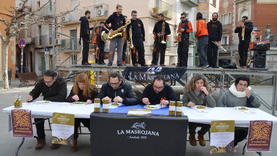 El concurs de menjar olives ha guanyat el concursant Josep Varela.