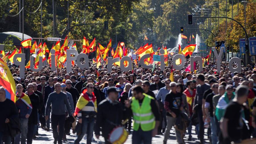 Miles de policías y guardias civiles se han manifestado en el centro de Madrid