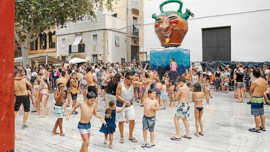 El Càntir no paró de arrojar agua sobre los más pequeños –y algunos padres–. FOTO: Alba Mariné
