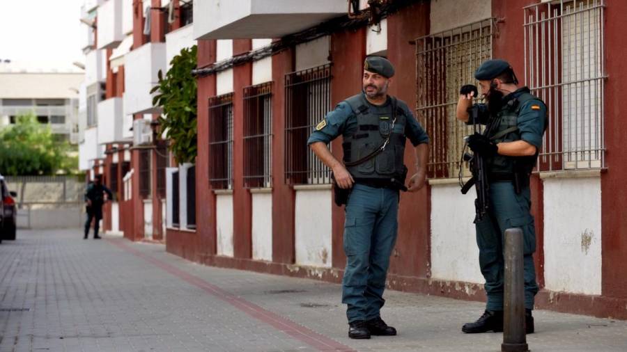 Agents de la Guàrdia Civil, aquest matí a Vinaròs. Foto: Joan Revillas