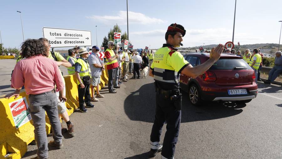 El pasado viernes un mosso daba paso cada cinco minutos a los vehículos en dirección Tarragona. Foto: Pere Ferré