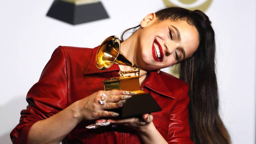 La cantante Rosalía posa con el Grammy FOTO: EFE