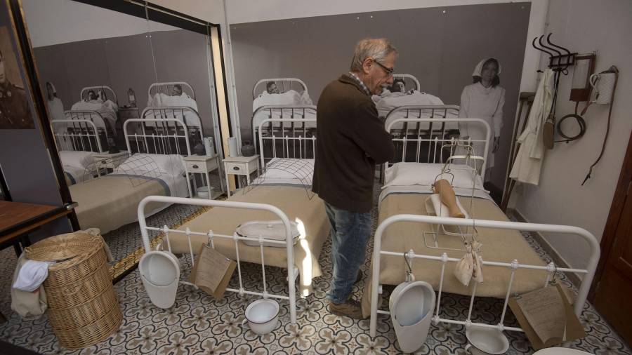L’alcalde del Molar, Alfred Grifoll, mostrant la reproducció d’un hospital de l’epoca republicana al centre. FOTO: JOAN REVILLAS